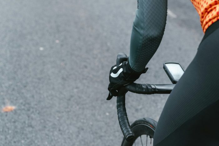 Hand position on the handlebars on a bike 